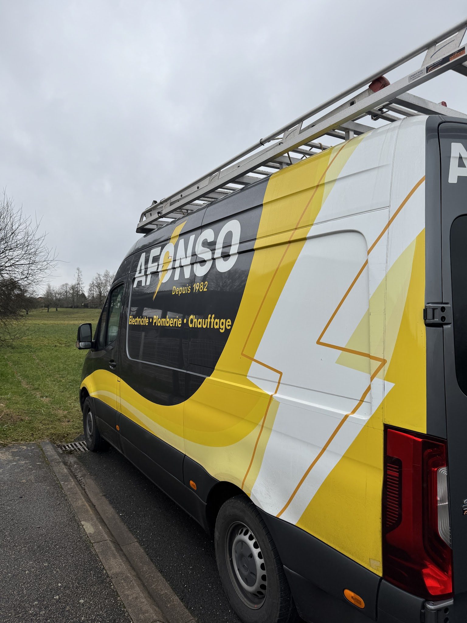 Camionnette AFONSO aux couleurs jaune et anthracite, galerie sur le toit