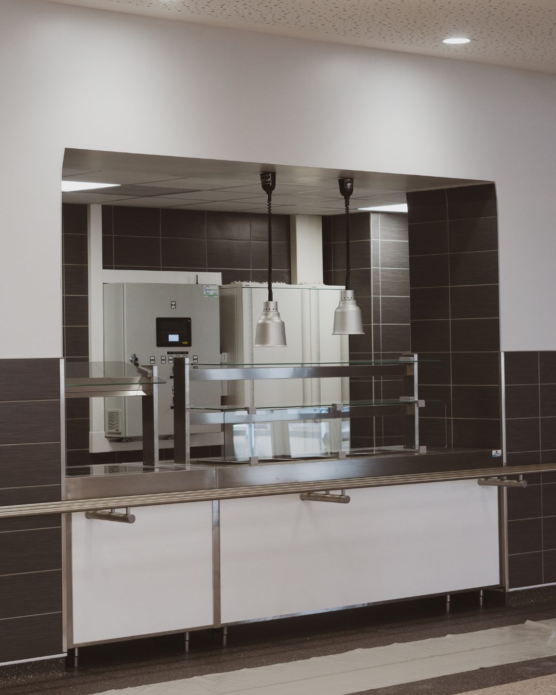 Cuisine professionnelle avec passe-plats inox